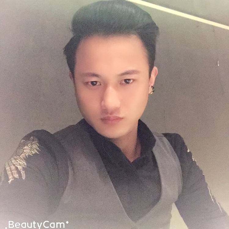 英俊凝眸蛋挞的照片