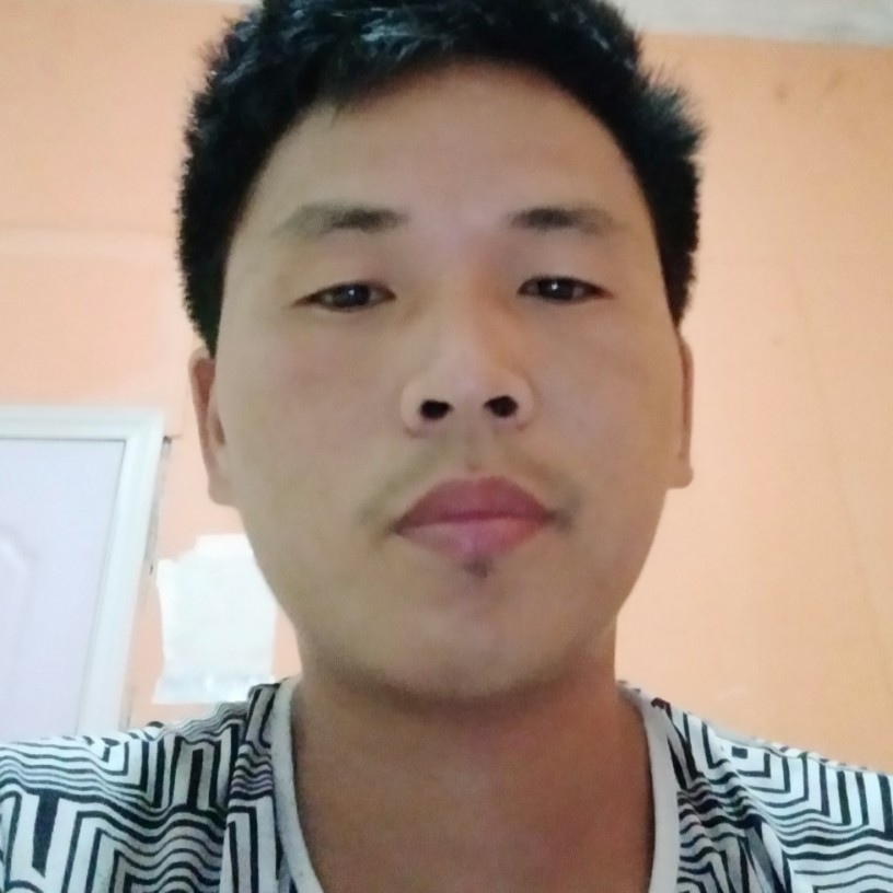 灰心的小男孩的照片