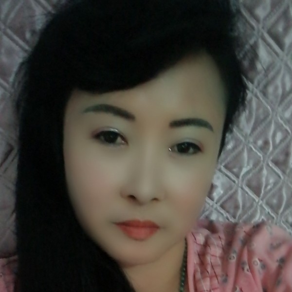 恬静漫步美女的照片