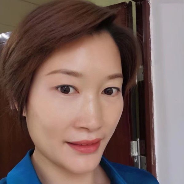 小虾米浅吻优美的照片