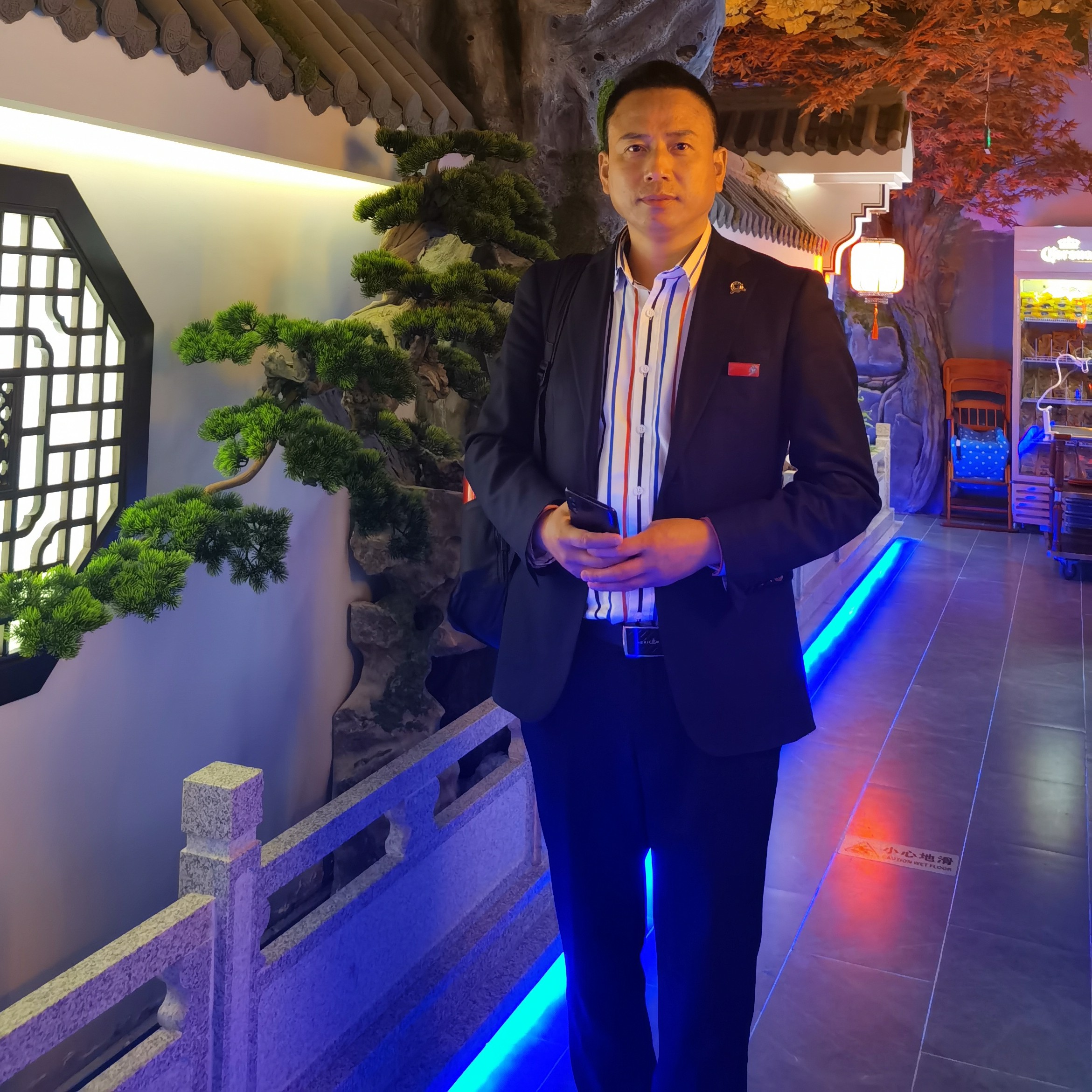 板凳遇見落寞的照片