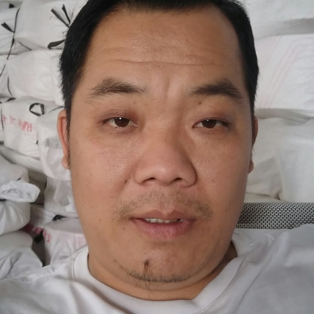年轻闻玫瑰的照片