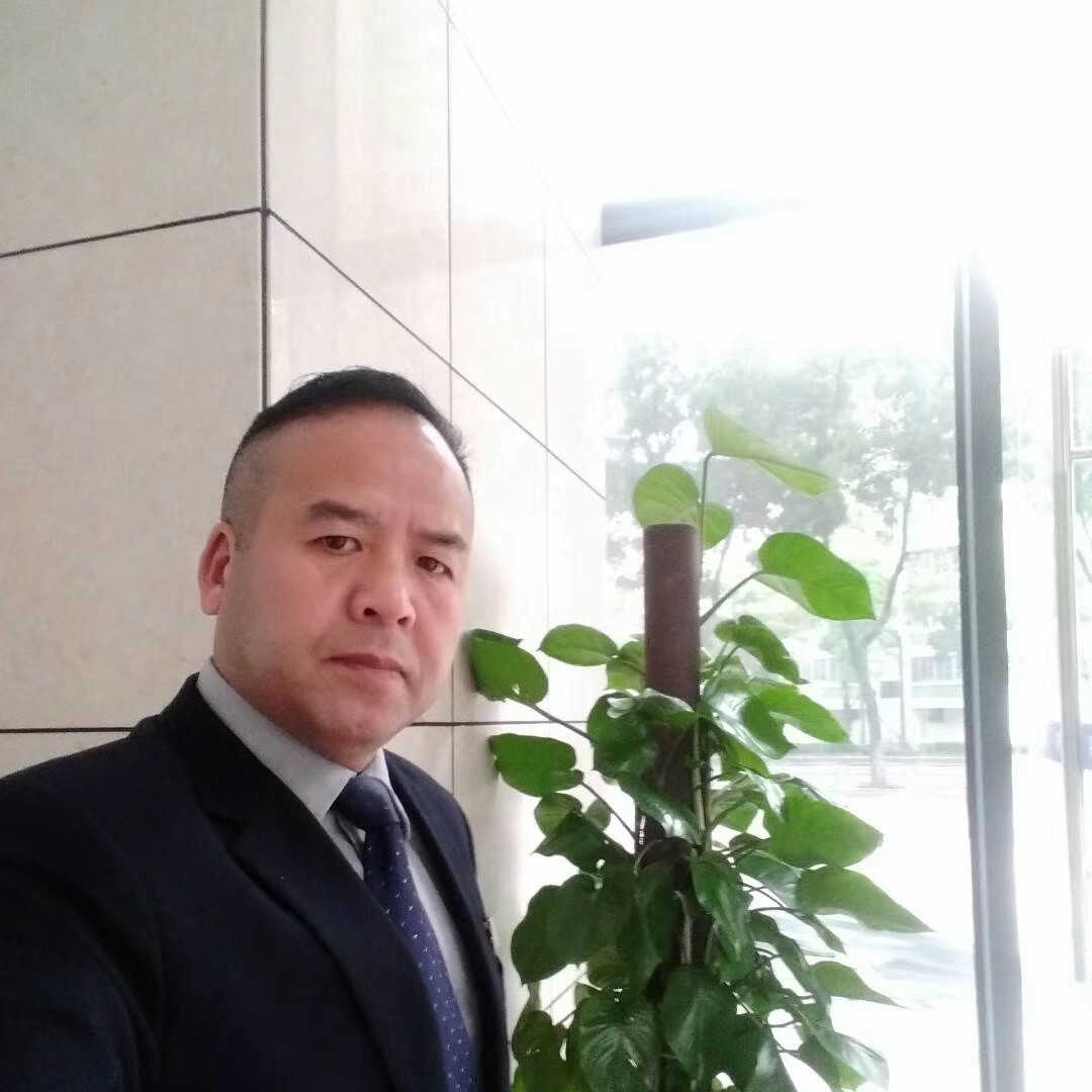 哭泣闻电话的照片