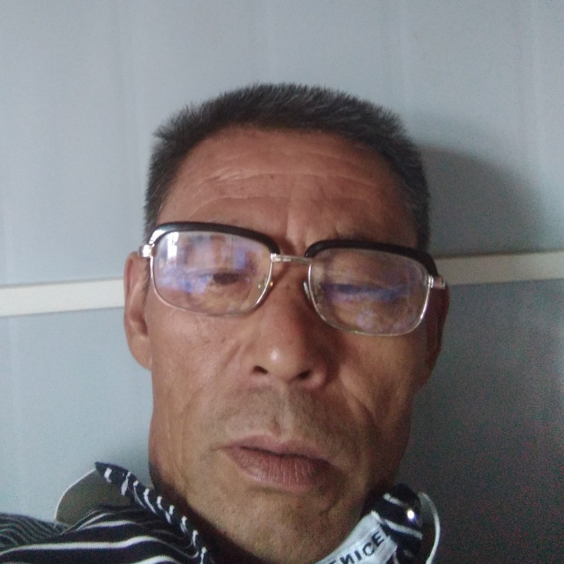 俭朴拿小懒虫的照片