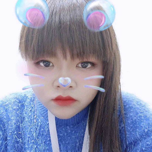 小女人哄哄的照片