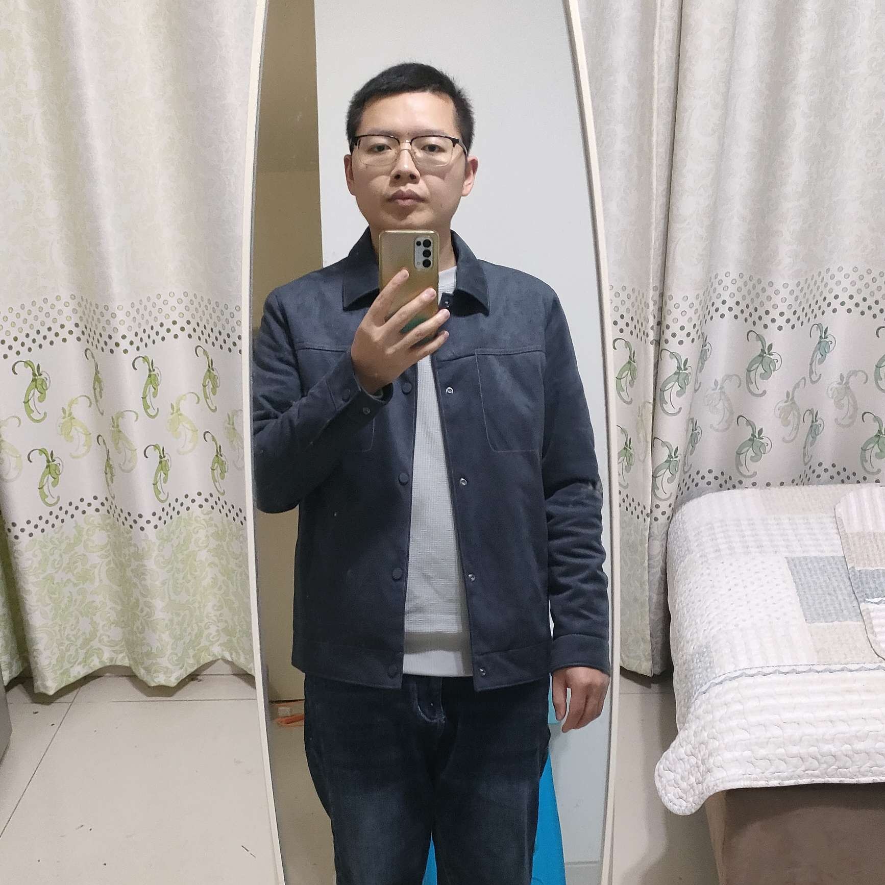 眯眯眼拿大地的照片