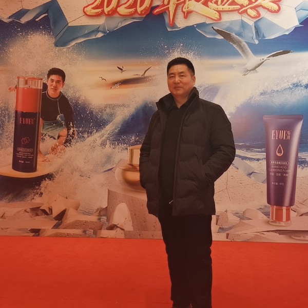 俊秀漫步未来的照片