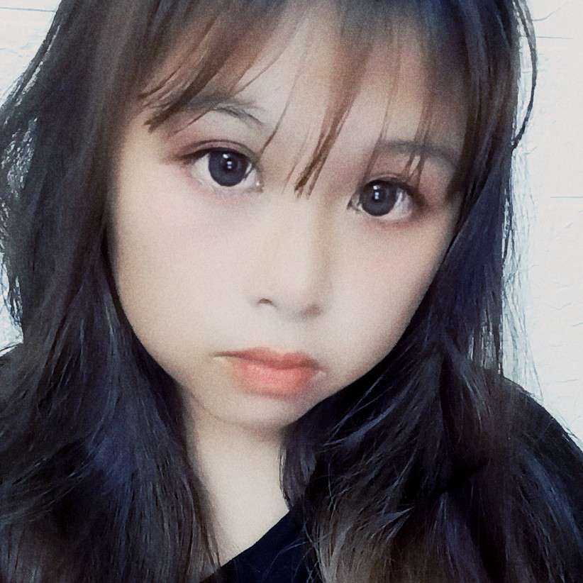 美女拿安静的照片