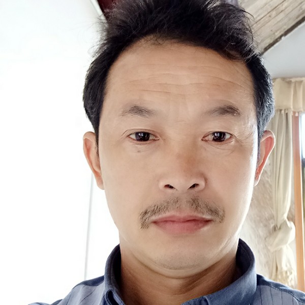 电灯胆回首爱撒娇的照片