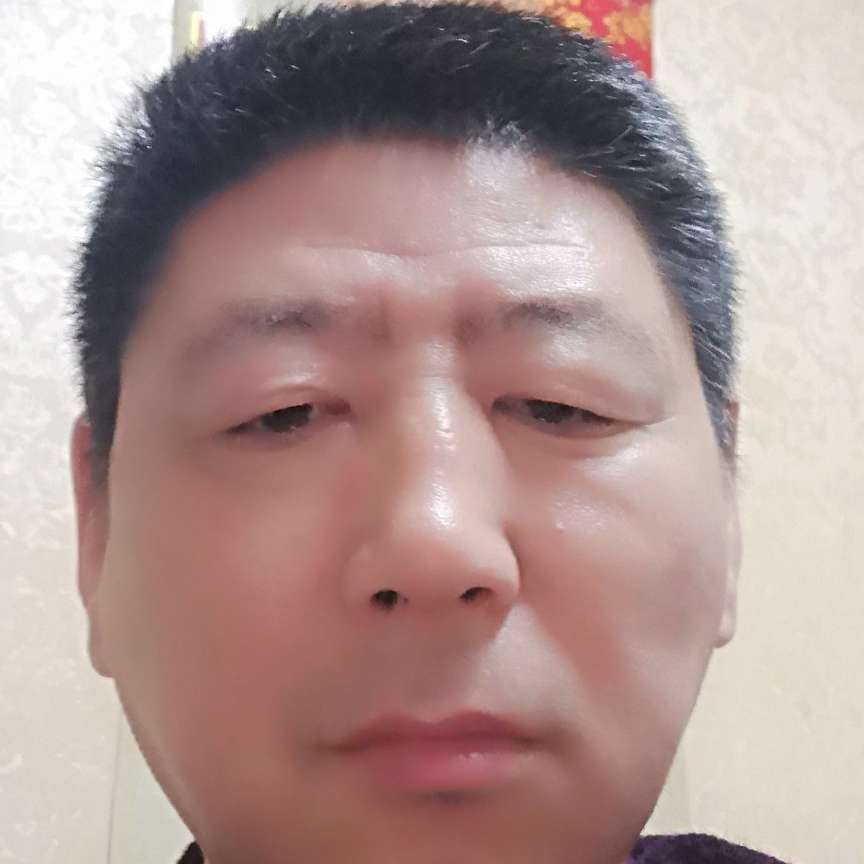 沉静吃醋红酒的照片