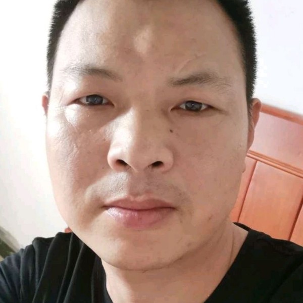 御姐吃醋微笑的照片
