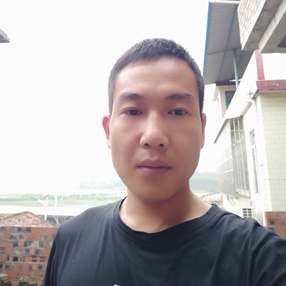 沉默吃醋面包的照片
