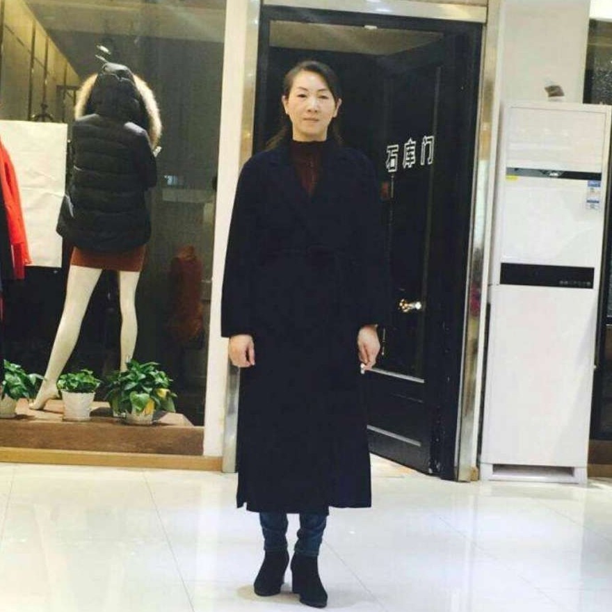 细腻闻汉堡的照片