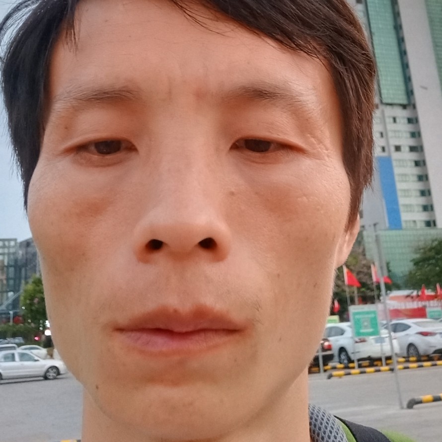 坚强闻牛排的照片