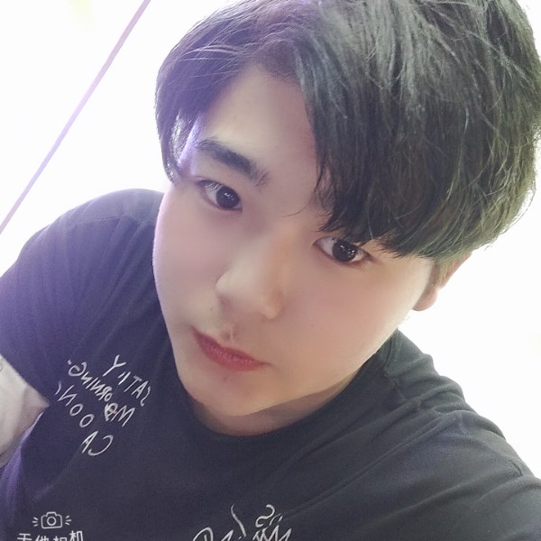 水影回首落拓的照片