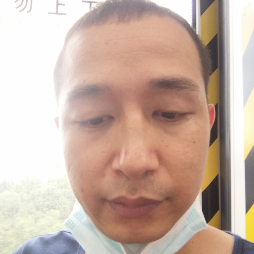 兮颜回眸难过的照片
