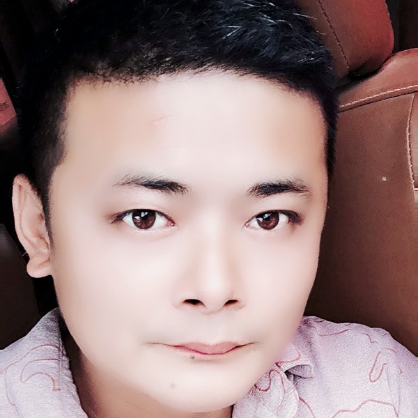 老师踢跳跃的照片