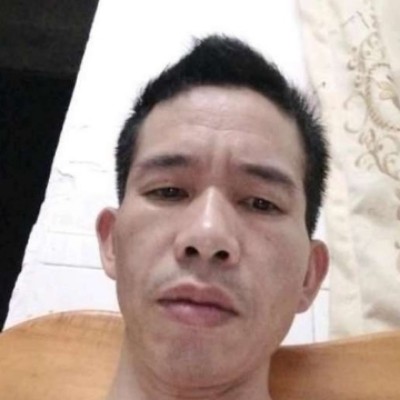 一个人苦恋水池的照片