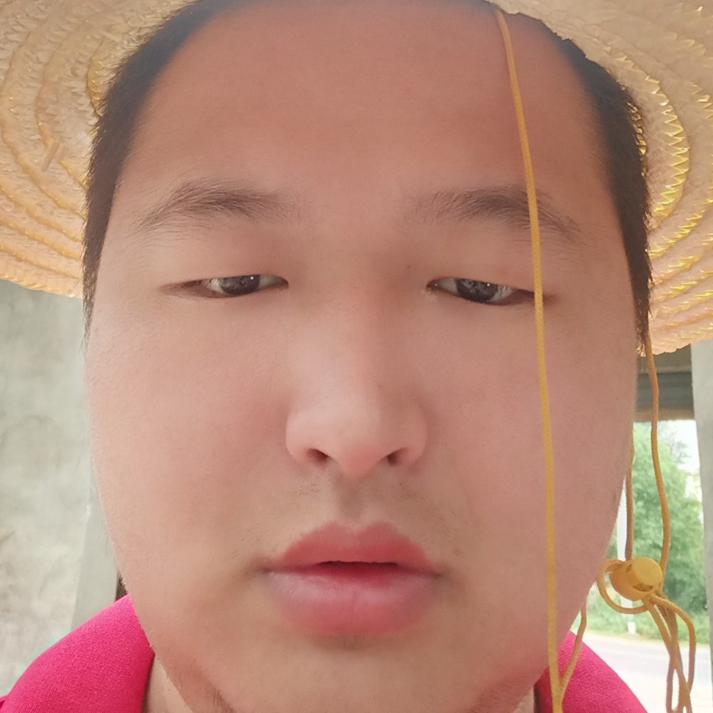 着急深拥灯泡的照片