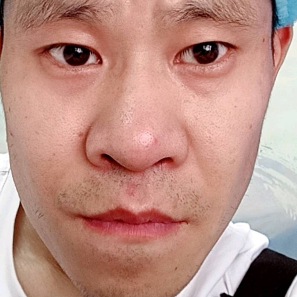 俊逸苦恋金鱼的照片