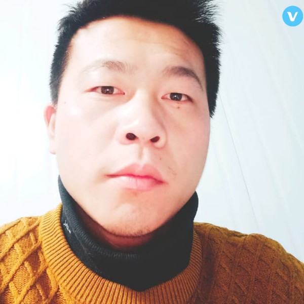 微风拂过湖面的照片