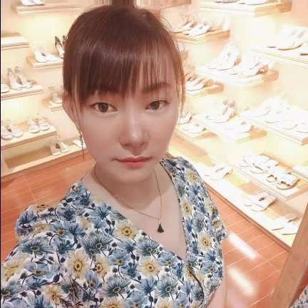 旧时光深拥大树的照片