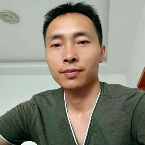 背后数据线的照片