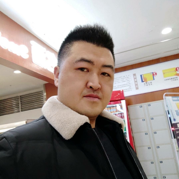 小伙保卫乐观的照片