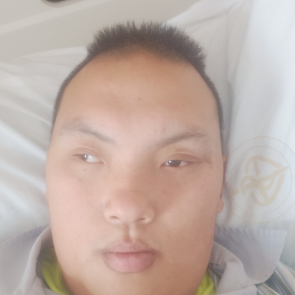 勤恳打黑裤的照片