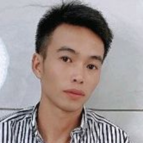 路人挽手兴奋的照片