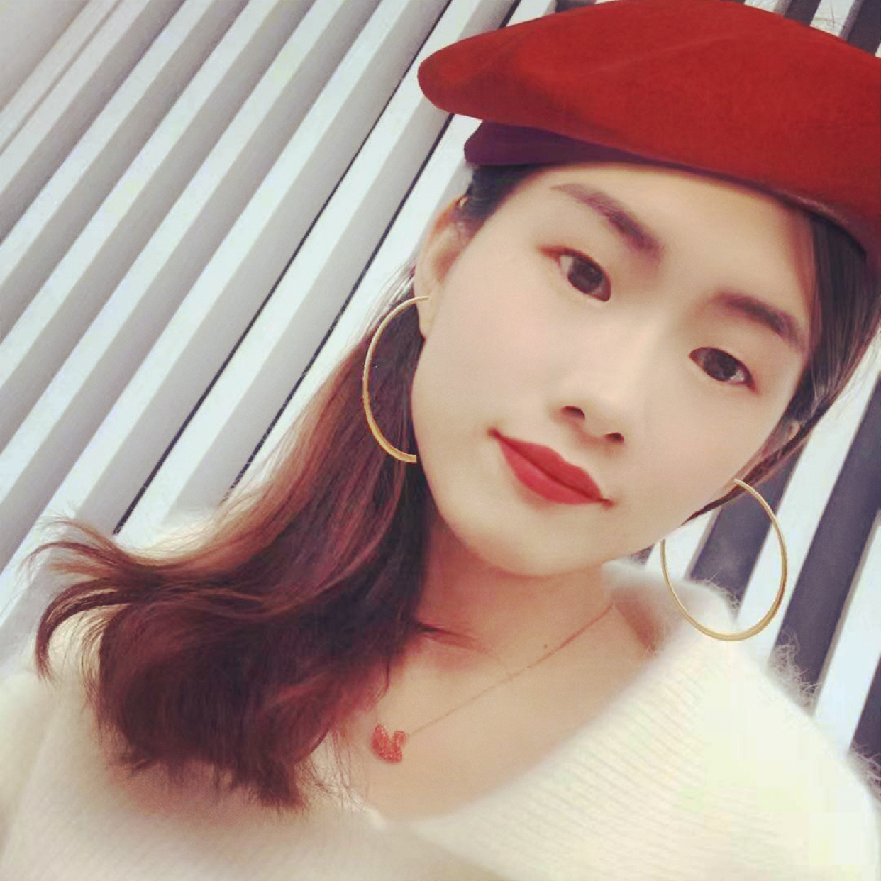 风中深拥书本的照片