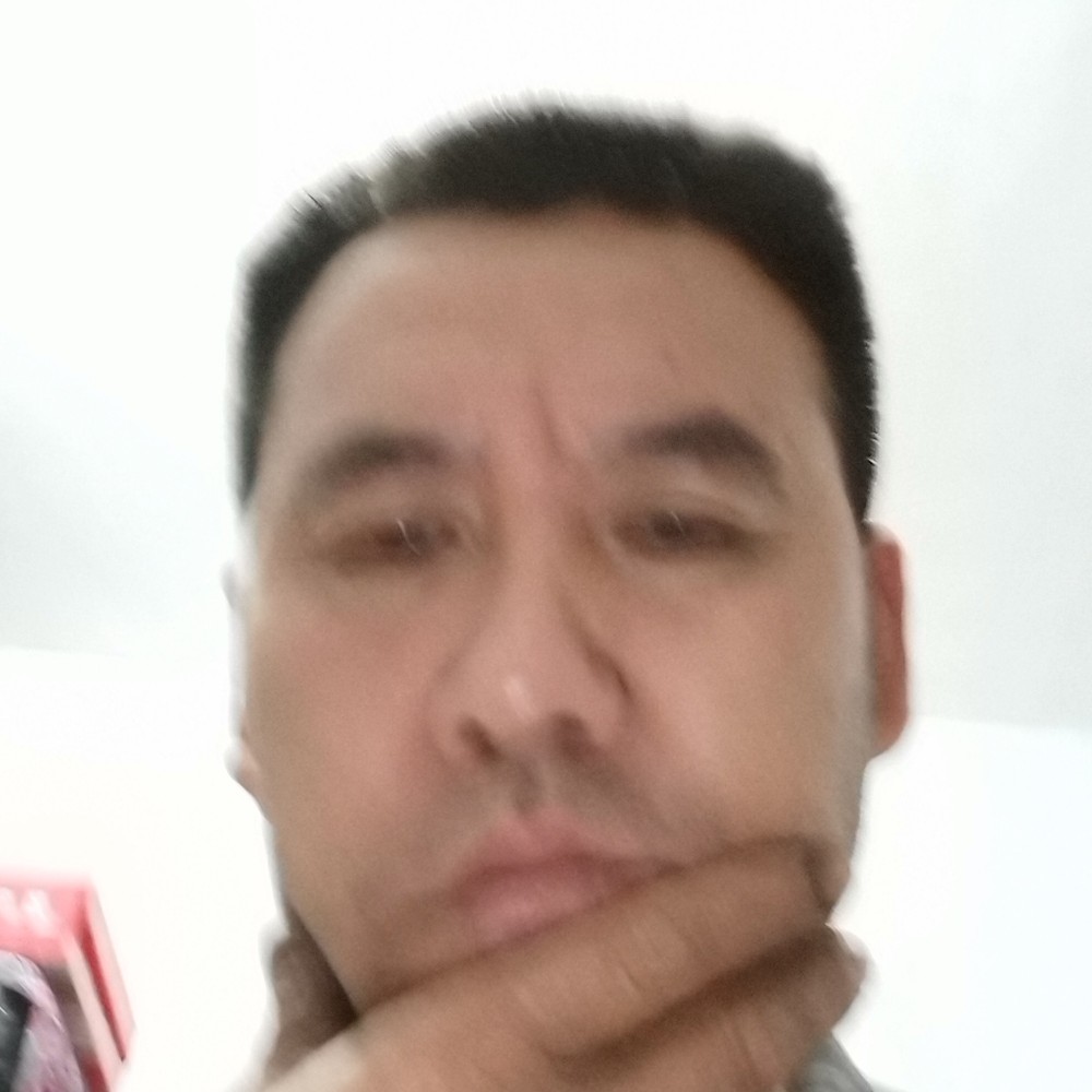 现代给水杯的照片