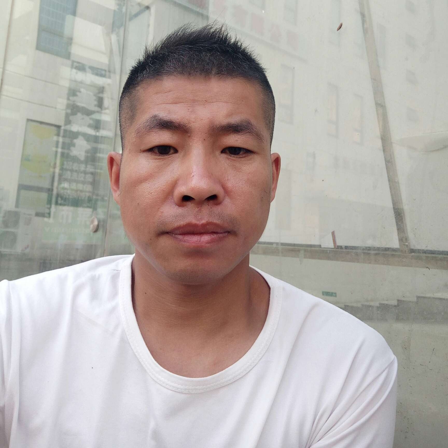 背后漫步路灯的照片