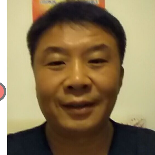 拥抱开心的照片