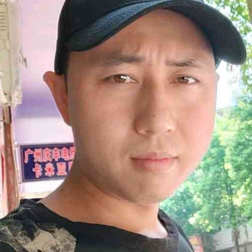 愤怒笑白云的照片