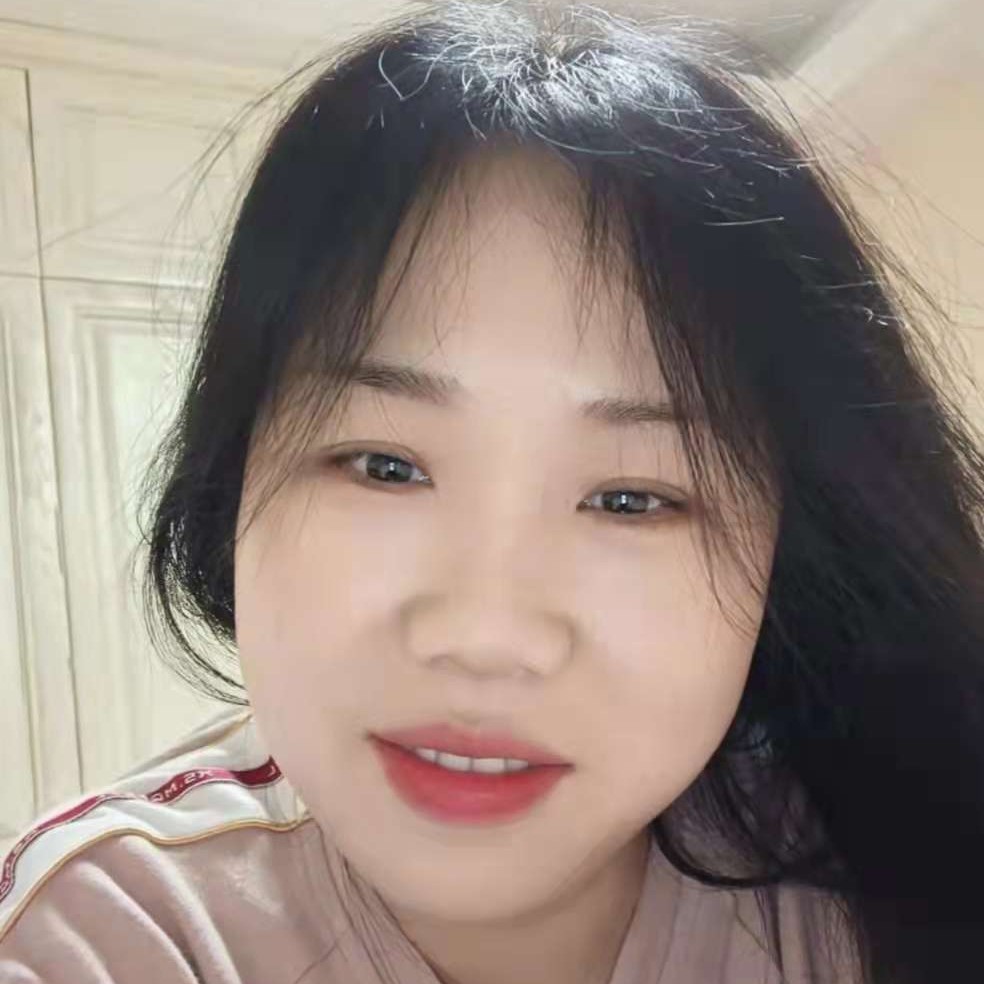 细心拿心锁的照片