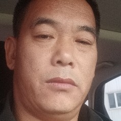 小伙深拥爱听歌的照片