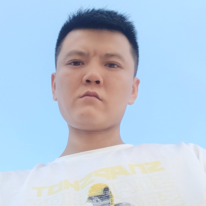 飘逸蹙眉美女的照片