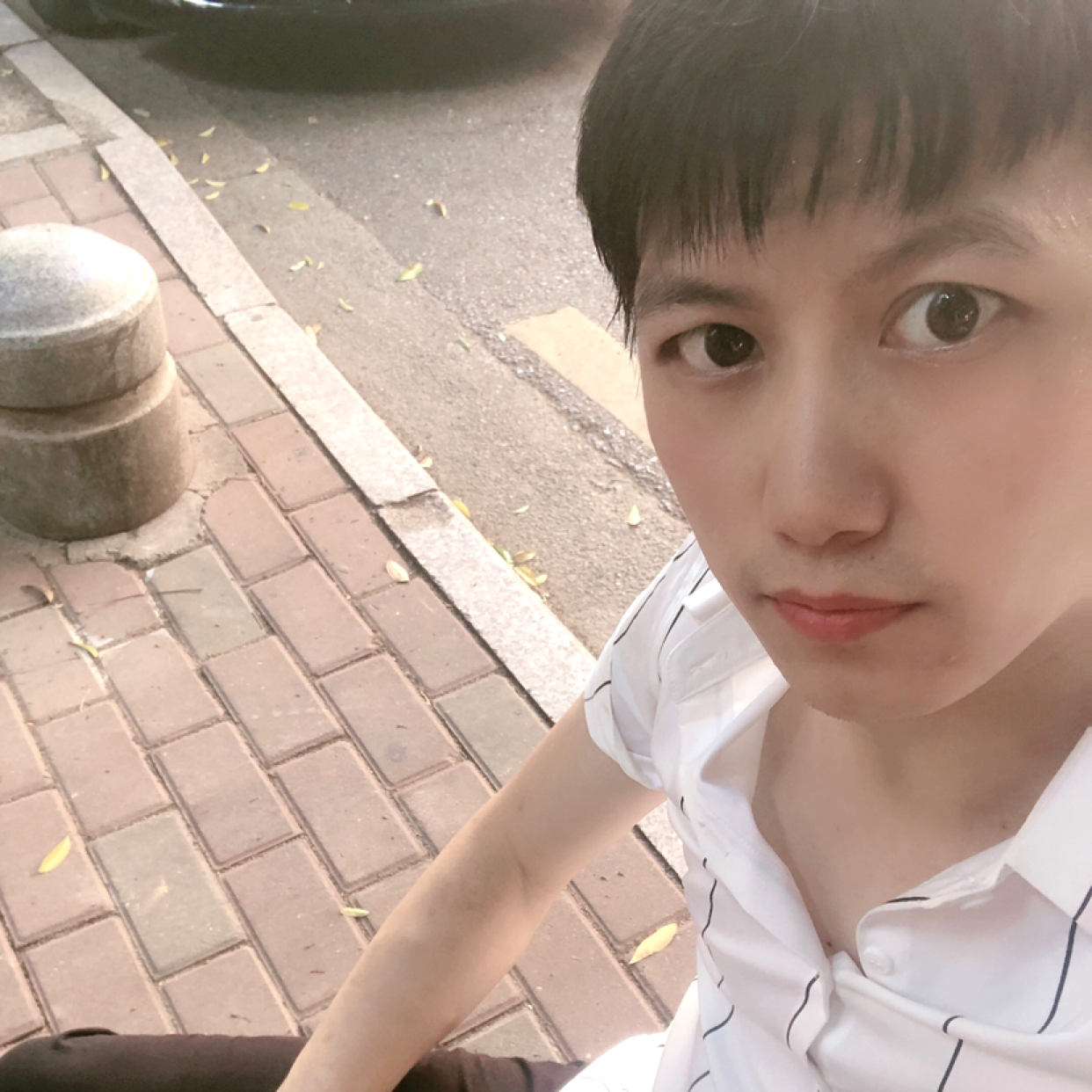 愉快回首微笑的照片