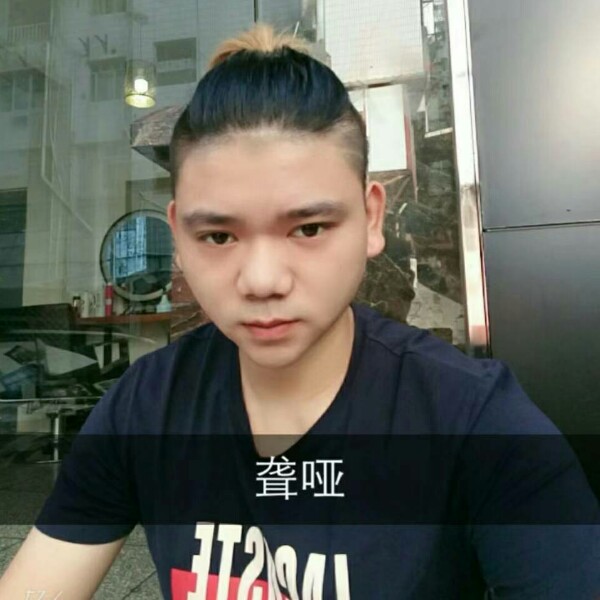 寒冷漫步山岚的照片