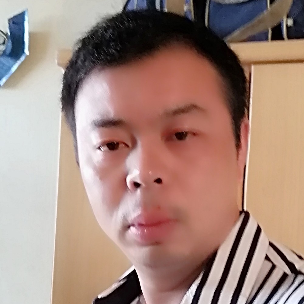 大力倾心剪影的照片