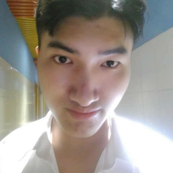 生动凝眸暖光的照片