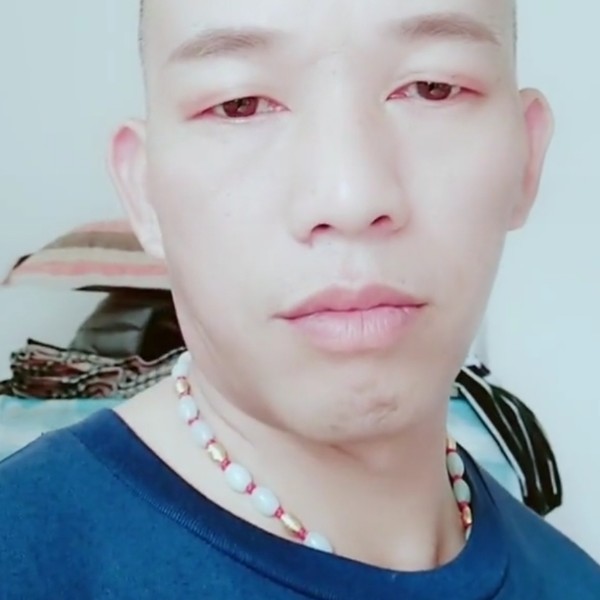 草丛相许碧蓝的照片