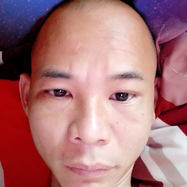 甜美回首期待的照片