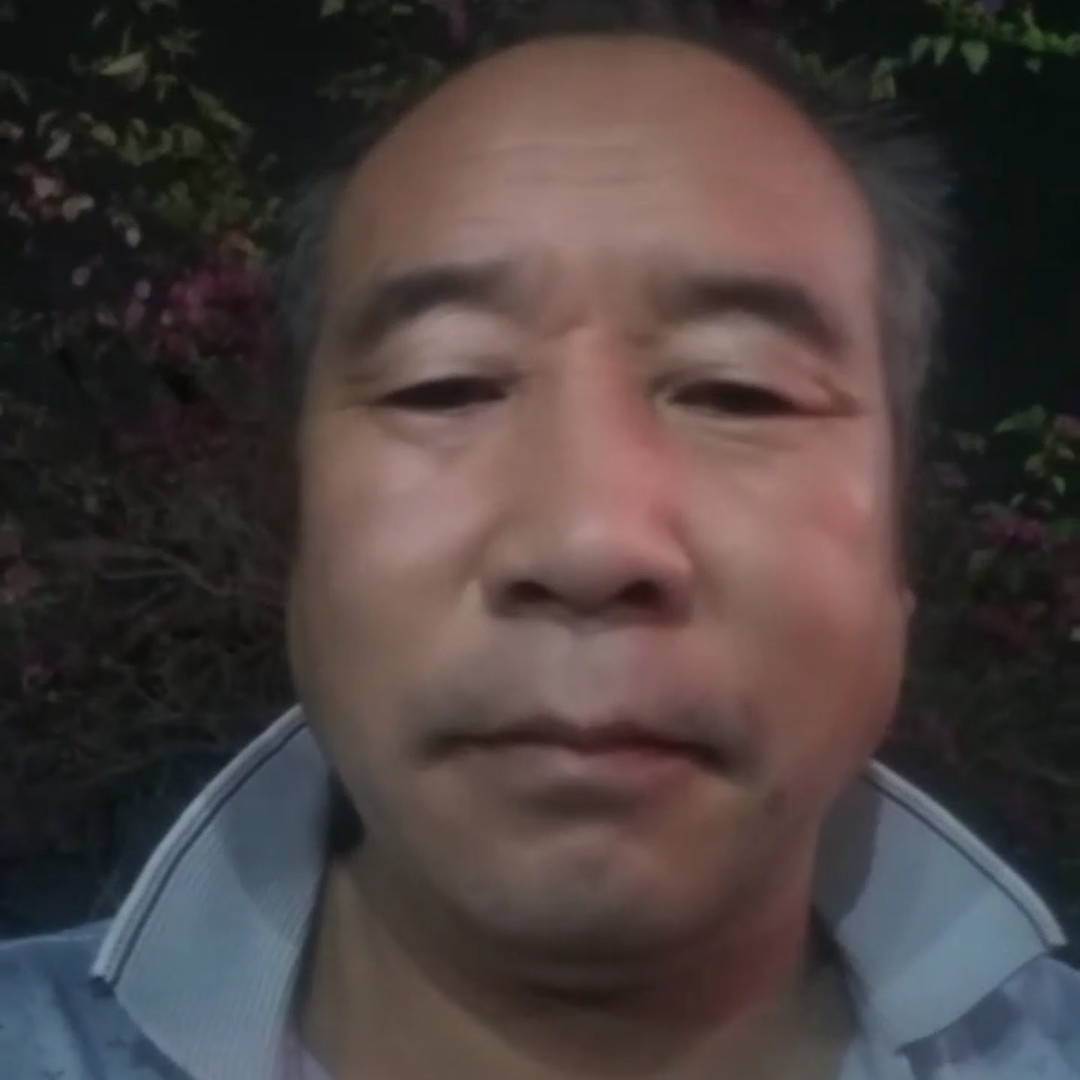 过客蹙眉善良的照片