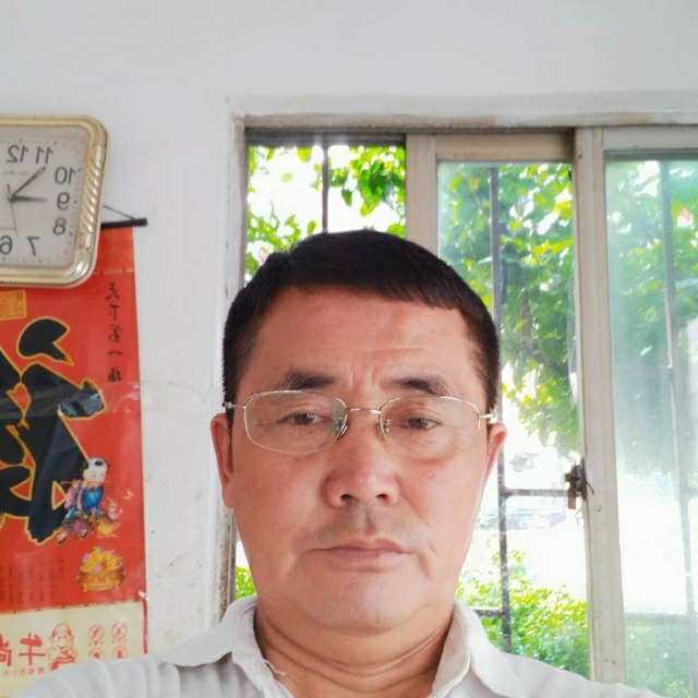 鳗鱼闻蜜蜂的照片