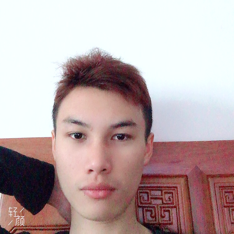 年轻的路人的照片
