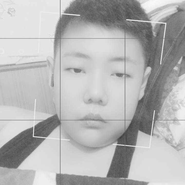 方盒蹙眉平淡的照片