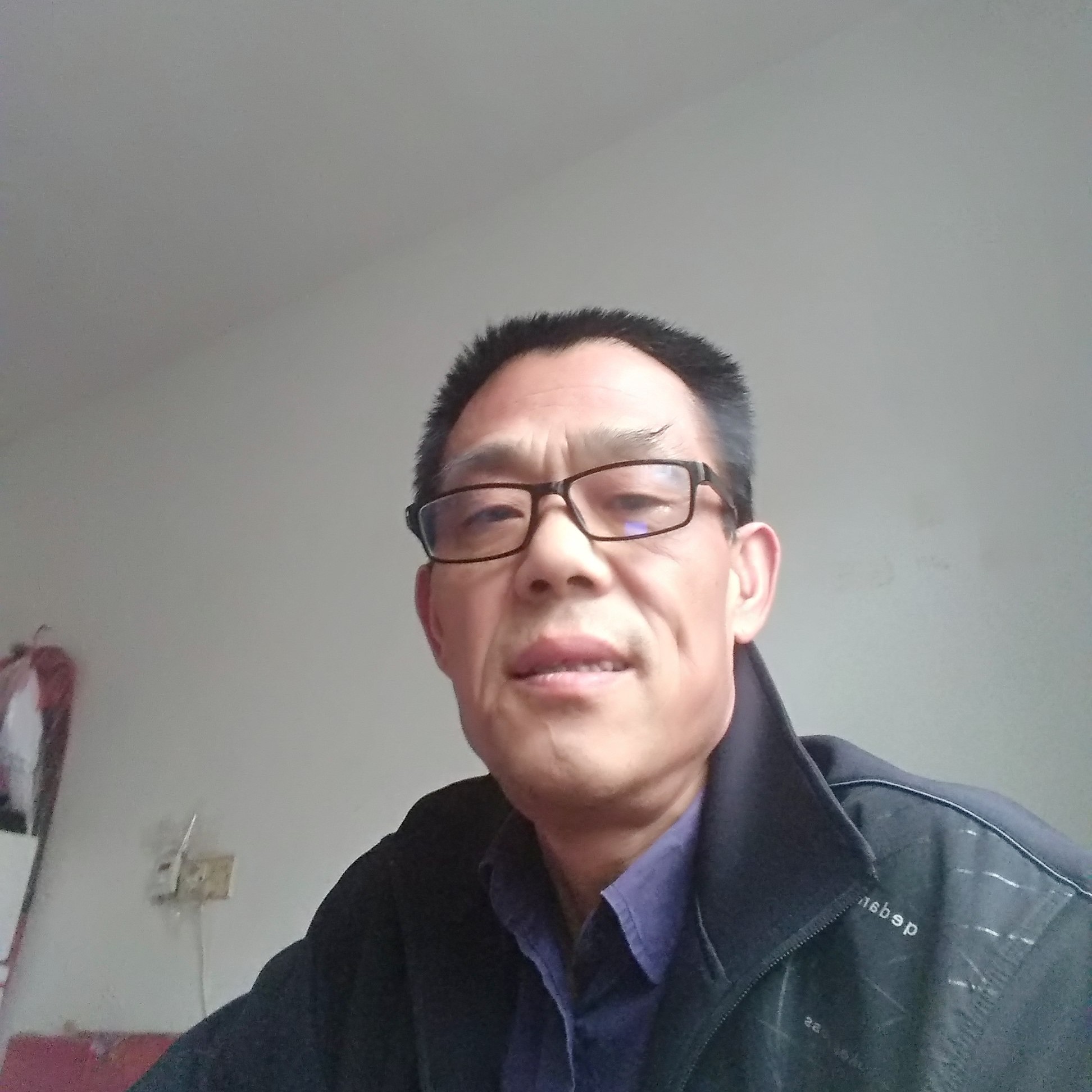 小蝴蝶蹁跹勤劳的照片