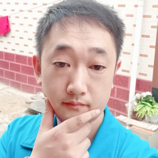 高兴挽手萝莉的照片